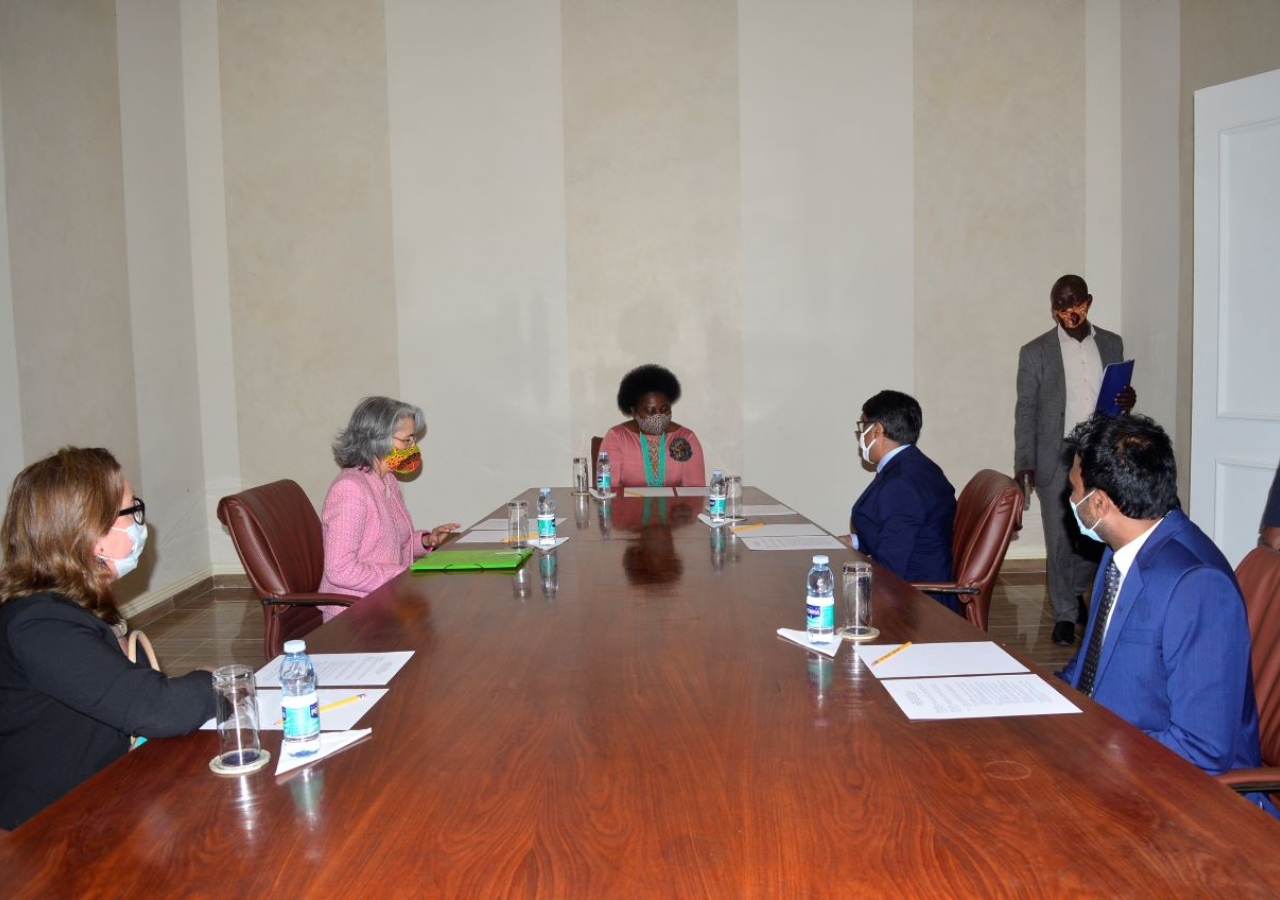 Meeting between the Secretary of State of the Province of Maputo, Vitória Dias Diogo, the Portuguese Ambassador to Mozambique, Amélia Maio de Paiva, Head of Cooperation of the Portuguese Embassy to Mozambique, Patrícia Pincarilho, the Deputy of the AKDN Diplomatic Representative to Mozambique, Rui Carimo and the Director of Moztex factory, Fazmil Fyzer.