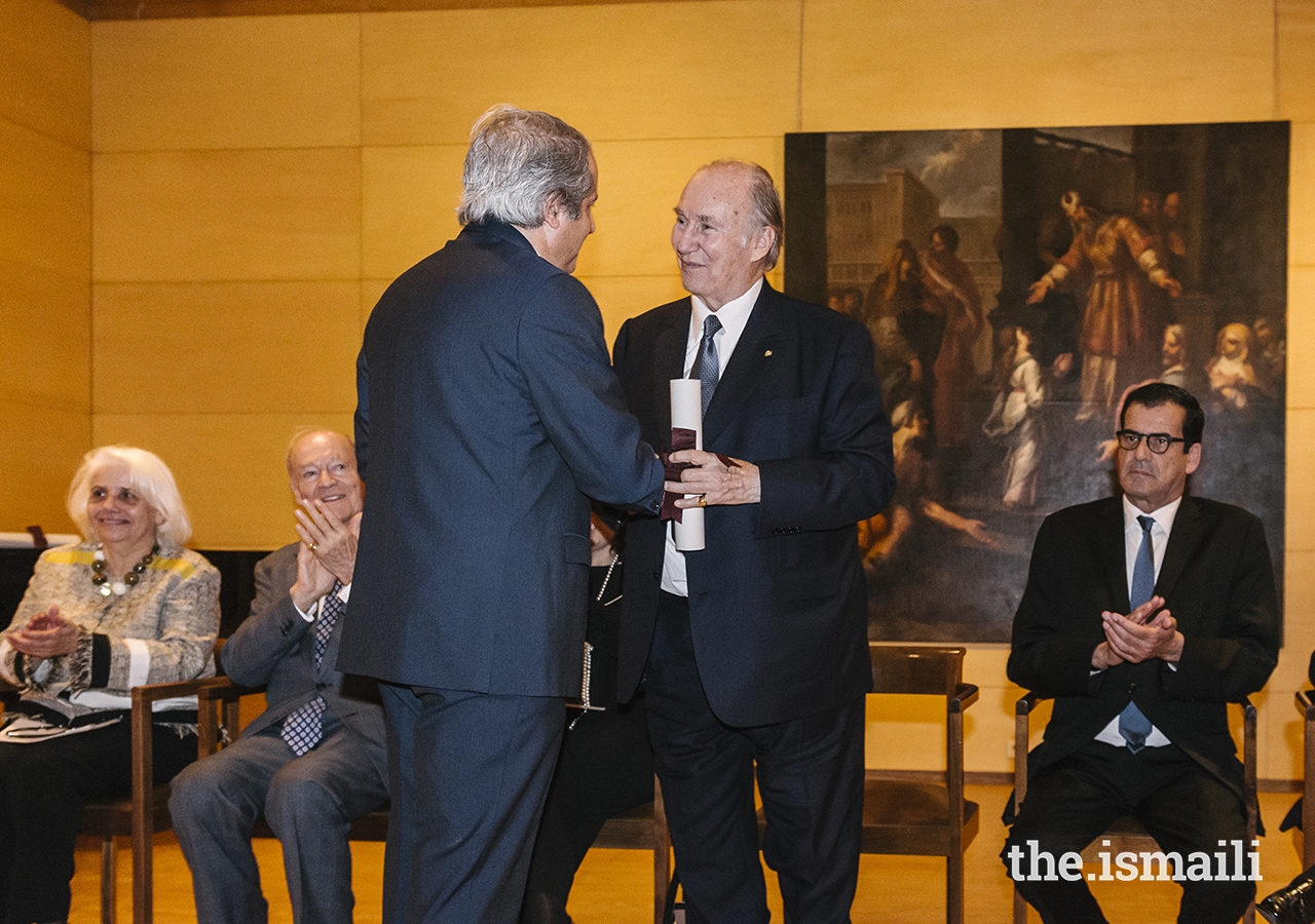 Álvaro Sequeira Pinto, President of the Soares dos Reis Museum Group of Friends, confers Mawlana Hazar Imam with the Benefactor Member Diploma of the Soares de Reis National Museum.