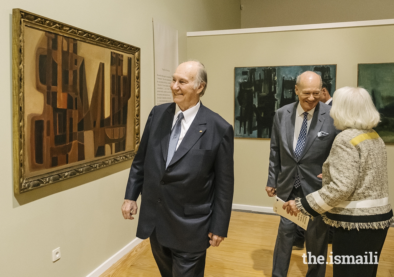 Mawlana Hazar Imam observes artwork on display at the Soares dos Reis National Museum.