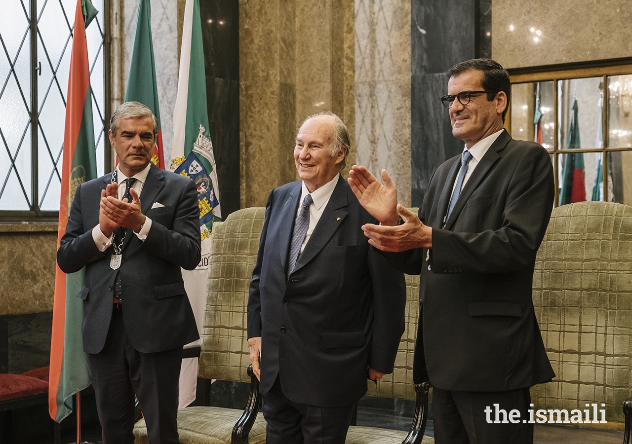 Mayor of Porto Rui Moreira (right) and President of the Municipal Assembly of Porto Miguel Pereira Leite (left) applaud after Mawlana Hazar Imam’s acceptance remarks.