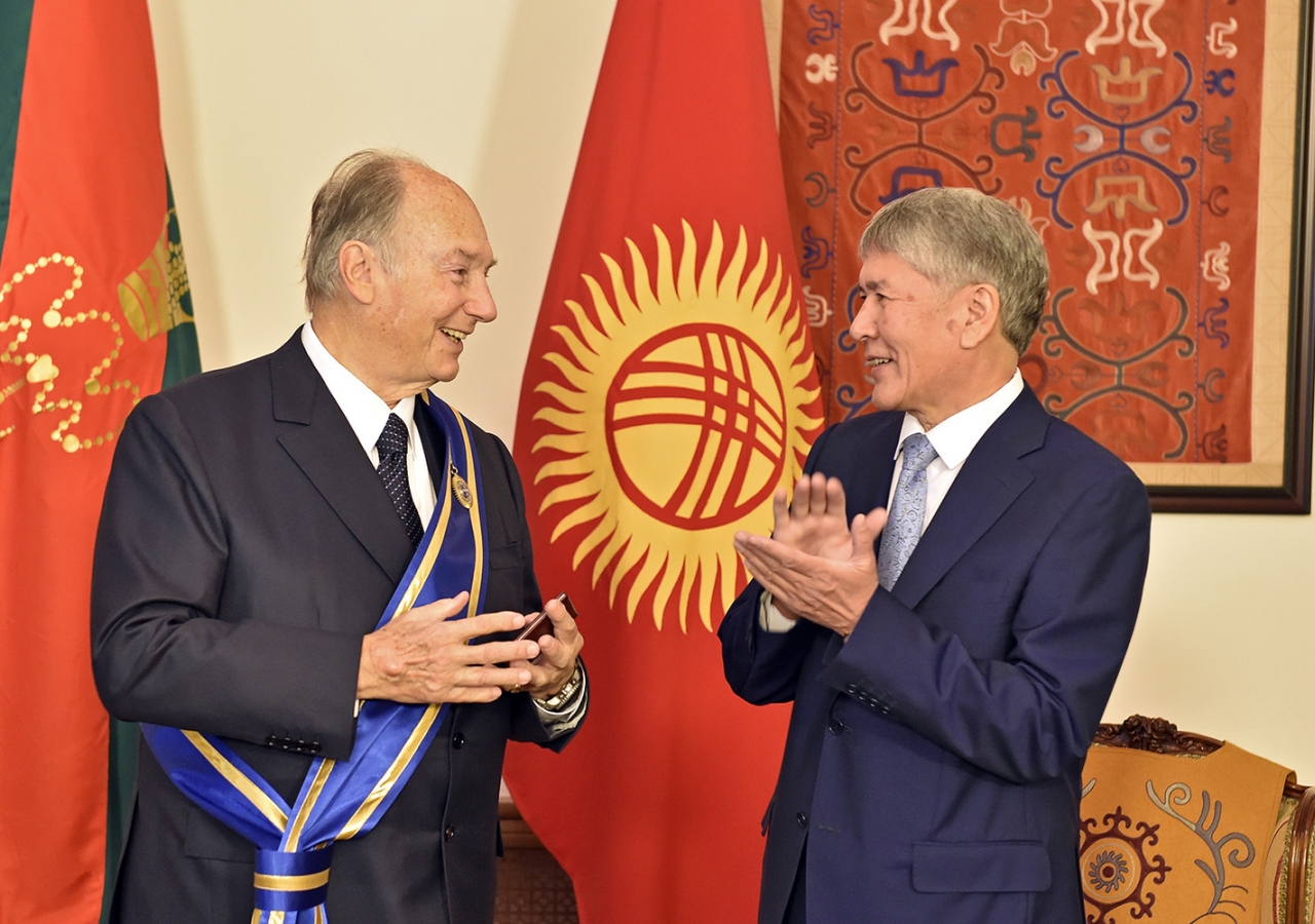 Kyrgyz President Almazbek Atambayev presented Mawlana Hazar Imam with the Order of Danaker in Bishkek on 18 October 2016. Gary Otte