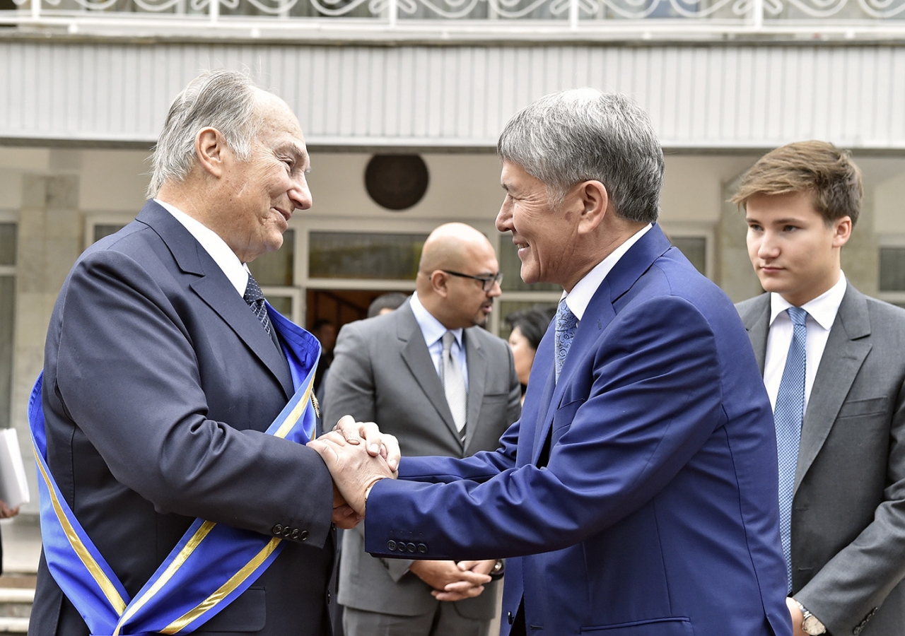 Mawlana Hazar Imam expresses his gratitude to Kyrgyz President Almazbek Atambayev as Prince Aly Muhammad looks on. Gary Otte