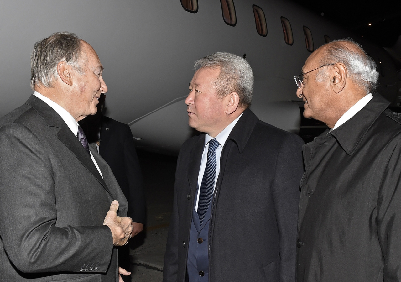 Mawlana Hazar Imam is received by Minister Kanat Sadykov and AKDN Representative Shamsh Kassim-Lakha upon his arrival in Bishkek. AKDN / Gary Otte