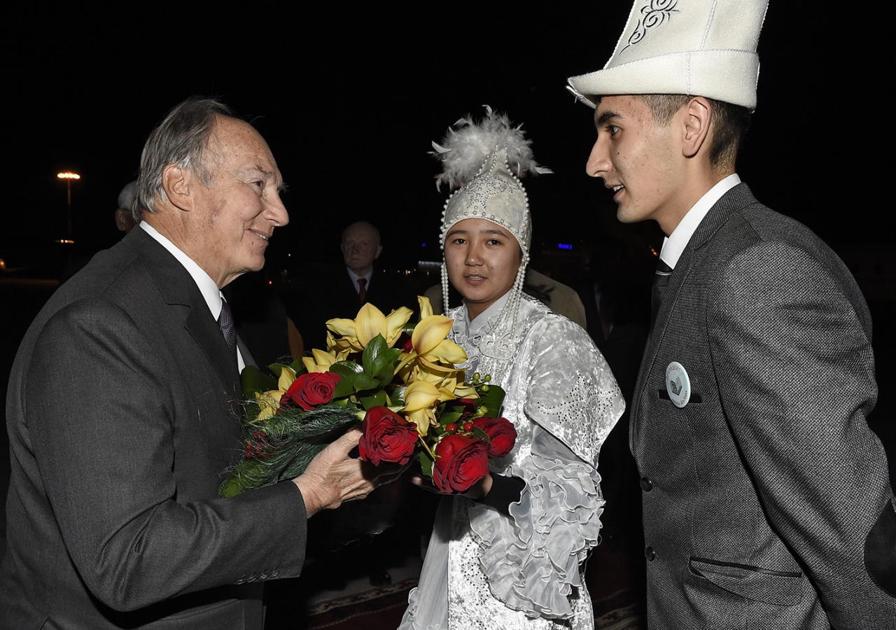 Students from the Aga Khan School in Osh present Mawlana Hazar Imam with flowers. AKDN / Gary Otte