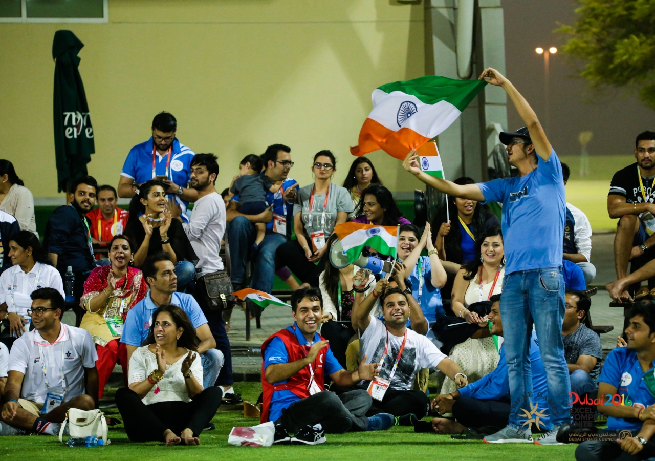 Spectators show enthusiasm for Team India. JG/Shamsh Maredia