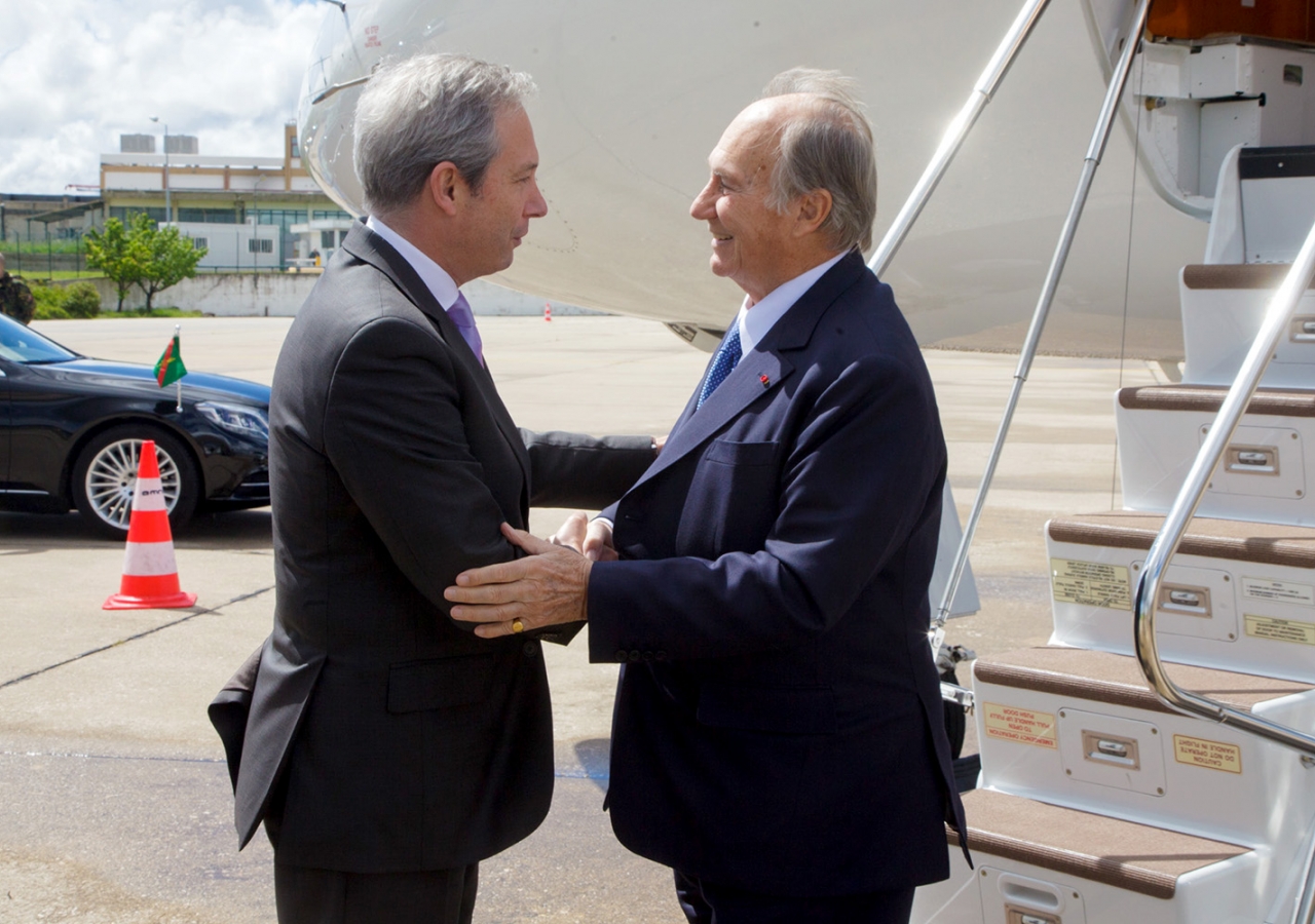 Senior Protocol Officer António Barroso welcomes Mawlana Hazar Imam to Portugal on behalf of the government. AKDN / Luis Filipe Catarino