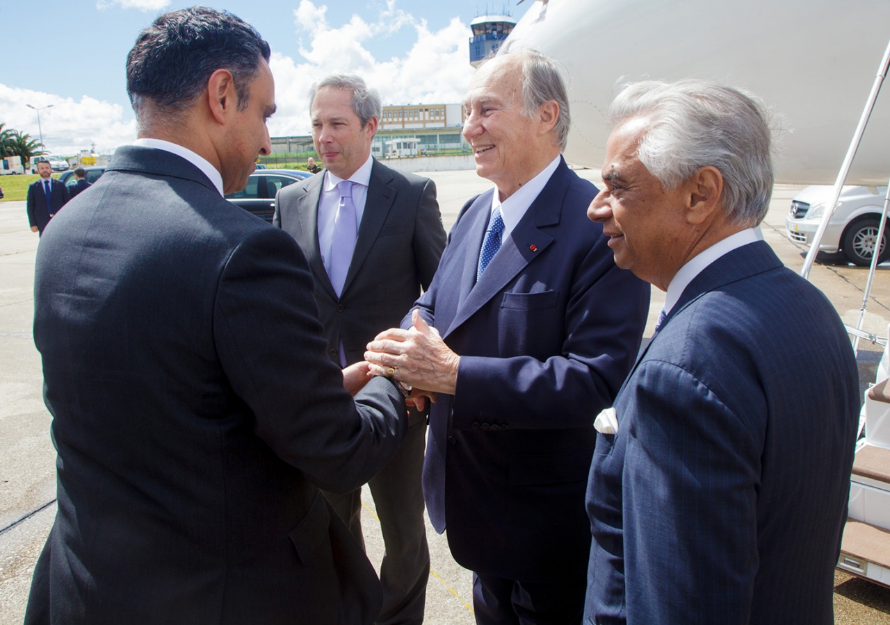 Mawlana Hazar Imam is greeted by Ismaili Council for Portugal President Rahim Firozali. AKDN / Luis Filipe Catarino