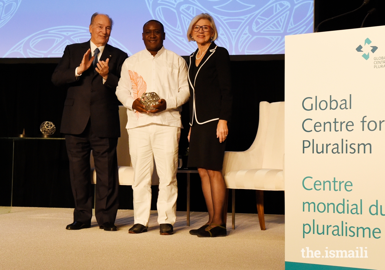 Leyner Palacios Asprilla receives the Global Pluralism Award. A Colombian community leader and human rights advocate, Leyner fought for over 20 years to bring peace to his community of Bojayá, Chocó.