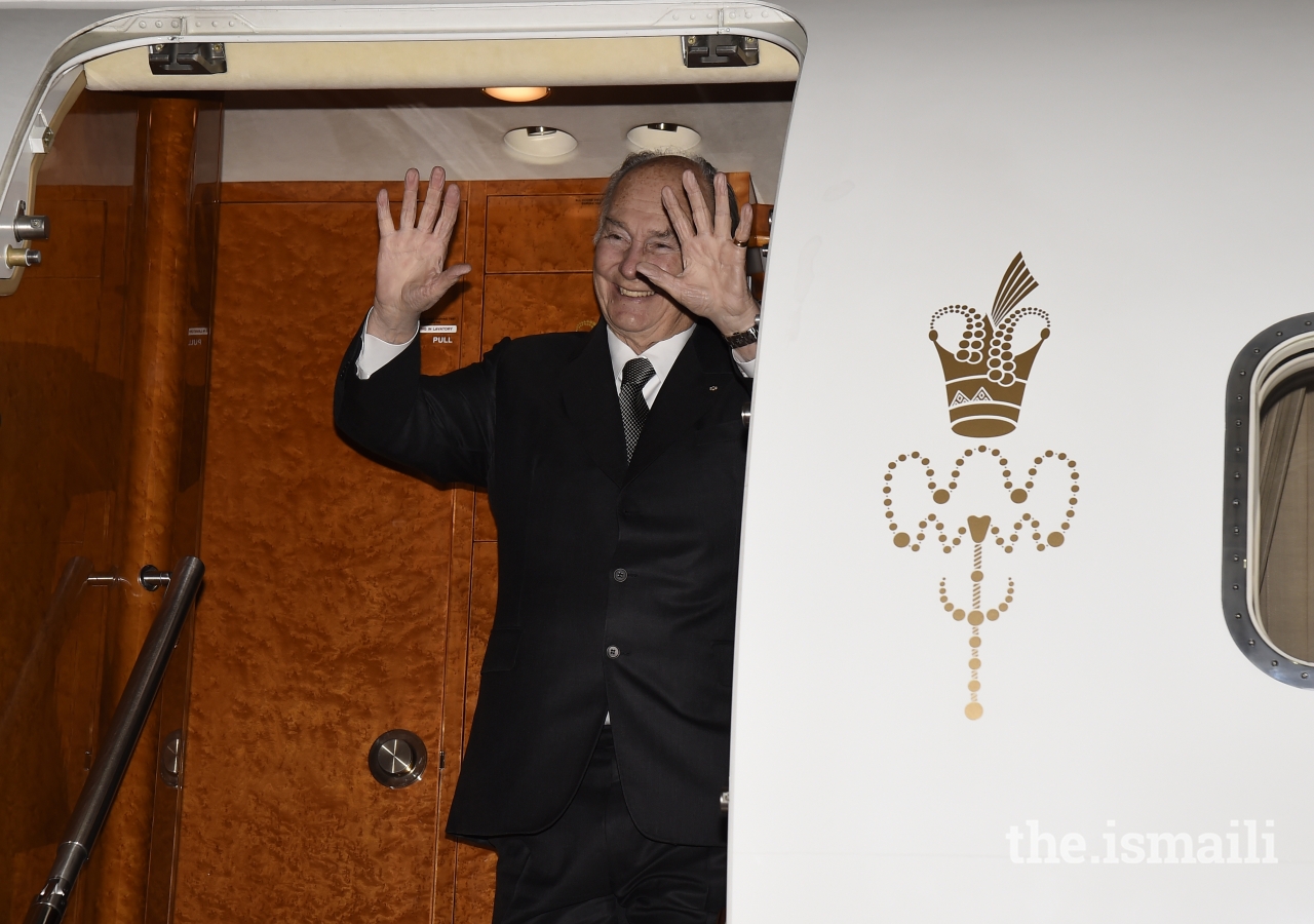 Mawlana Hazar Imam waves goodbye to the leaders assembled at Montreal airport at the end of his visit to Canada.