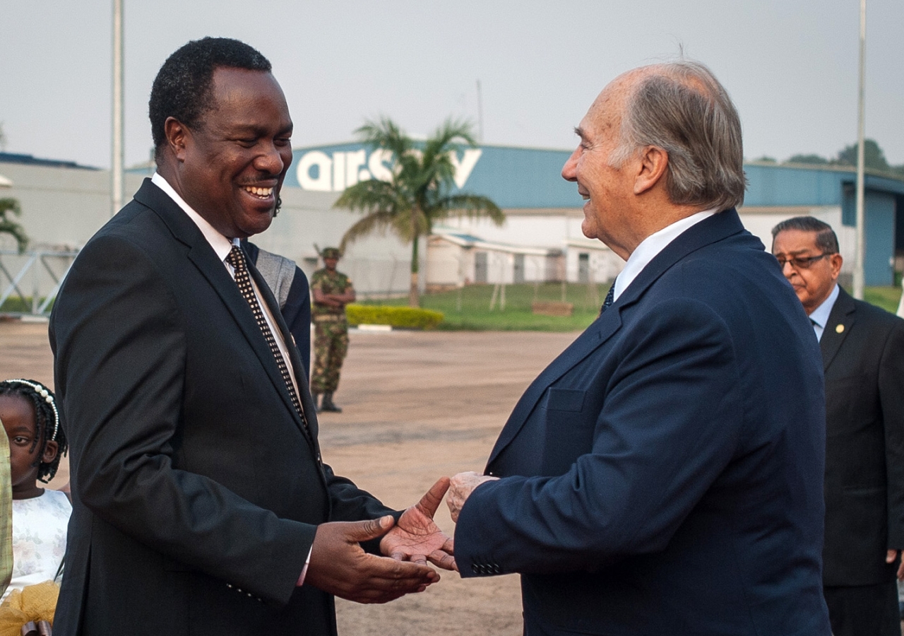 Mawlana Hazar Imam is welcomed by Uganda's Minister of Health, Dr Tumwesigye Elioda, upon his arrival in Kampala. AKDN / Will Boase