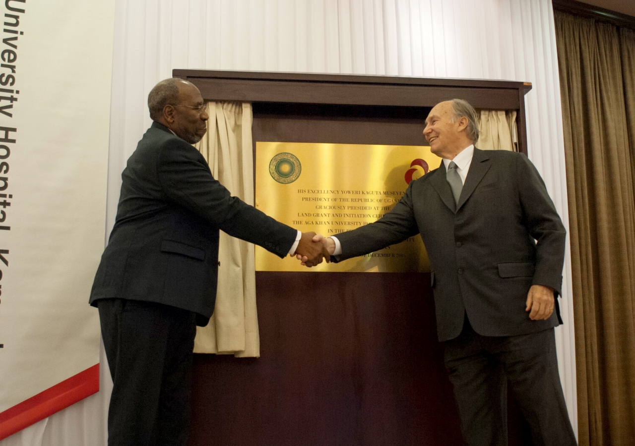 Mawlana Hazar Imam and Prime Minister Ruhakana Rugunda shake hands after unveiling a plaque that marks the initiation of the Aga Khan University Hospital, Kampala. AKDN / Will Boase