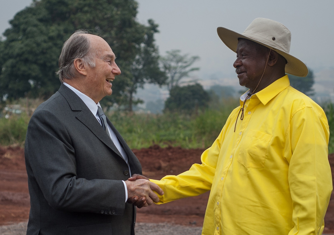 Mawlana Hazar Imam and President Yoweri Museveni on the land granted in Nakawa for the new Aga Khan University Hospital, Kampala. AKDN / Will Boase