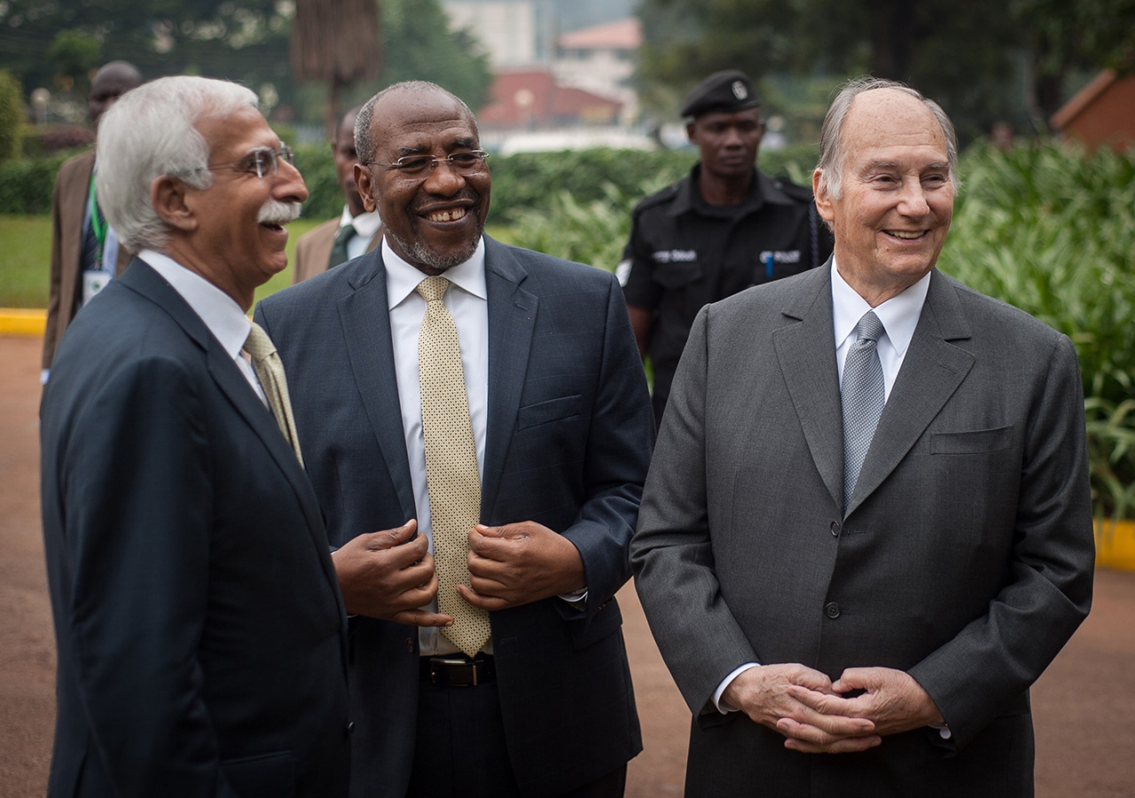 Mawlana Hazar Imam shares a light moment with Prime Minister Ruhakana Rugunda and AKU President Firoz Rasul. AKDN / Will Boase