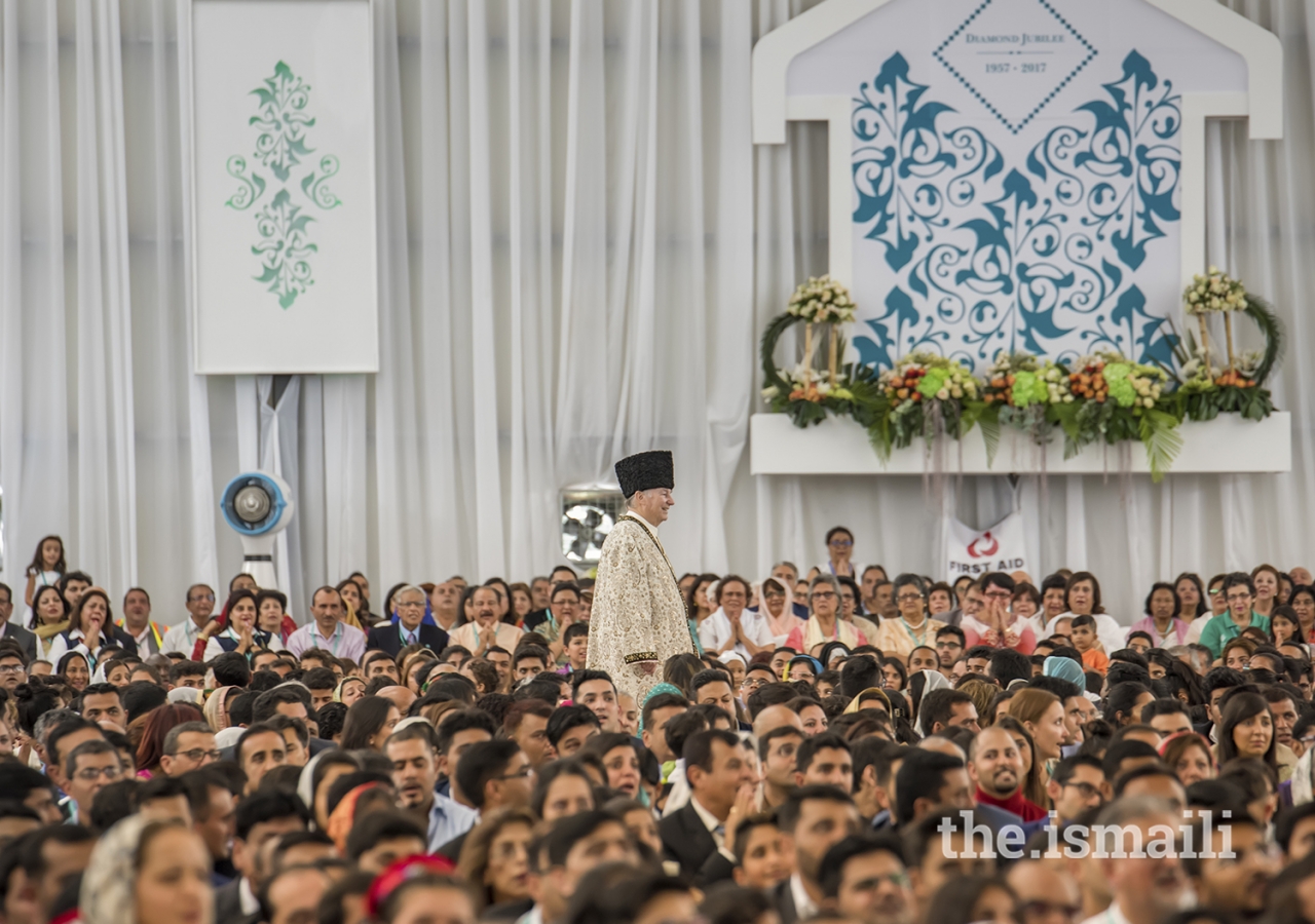 Mawlana Hazar Imam walks through the Jamat during the Diamond Jubilee Darbar in Nairobi