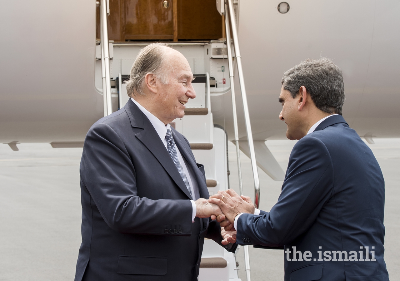 Nawaaz Gulam, President of the Ismaili Council for Kenya, bids farewell to Mawlana Hazar Imam.