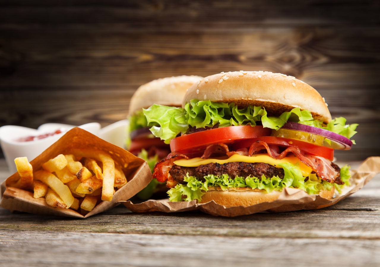 The quintessential American food: hamburger with fries!