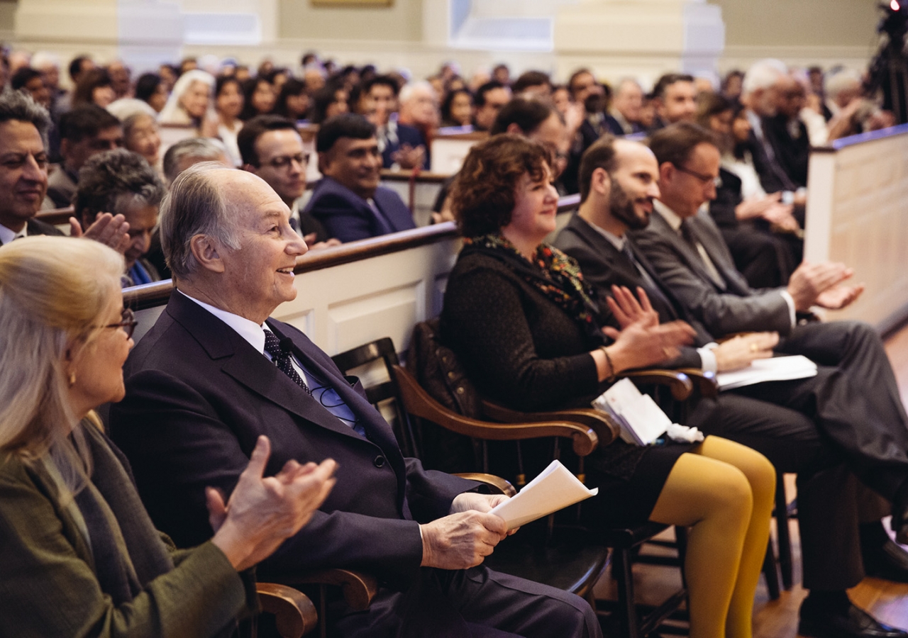 The audience applauds as Mawlana Hazar Imam is welcomed to Harvard by Professor Ali Asani. Farhez Rayani