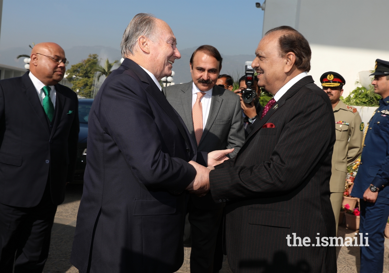 Mawlana Hazar Imam is welcomed by President Mamnoon Hussain upon his arrival at the Presidency