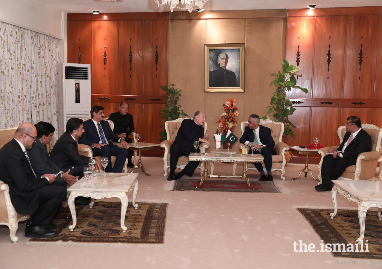 Mawlana Hazar Imam meets with government officials who received him upon arrival in Karachi 