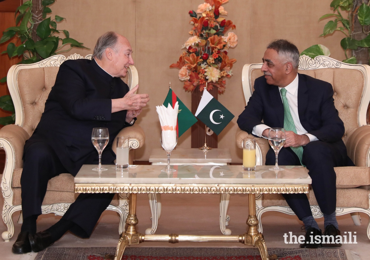 Mawlana Hazar Imam in conversation with Muhammad Zubair, Governor of Sindh upon his arrival in Karachi 