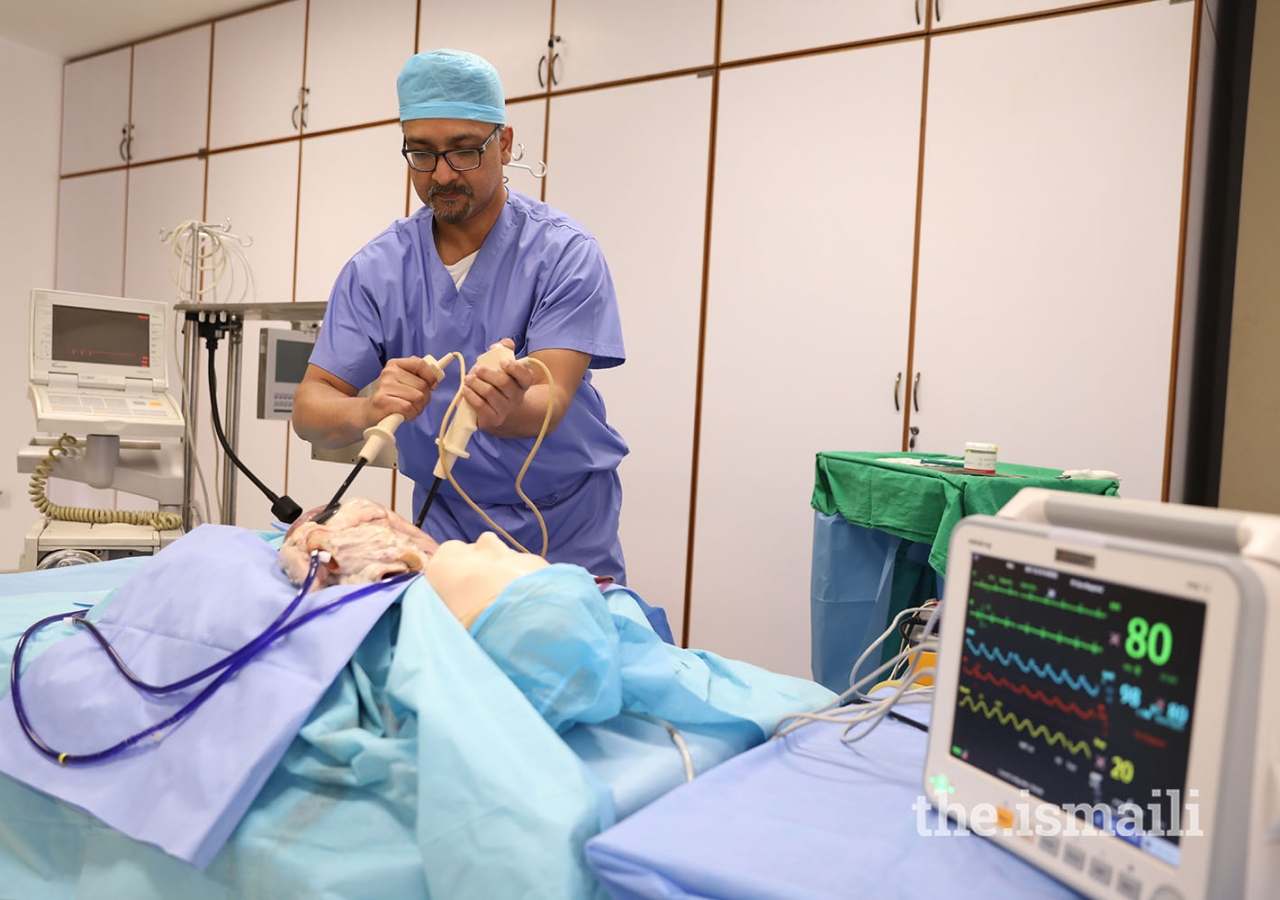 Professor Saulat Fatmi demonstrates key techniques in cardiac surgery using a bovine heart at CIME’s advanced skills simulation lab.