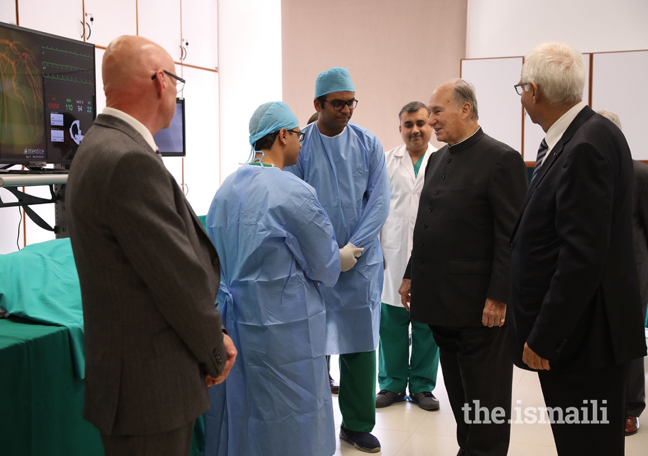 Mawlana Hazar Imam in discussion on how high-tech simulators can be used to teach students how to treat heart disease at CIME’s cardiac catherization lab.