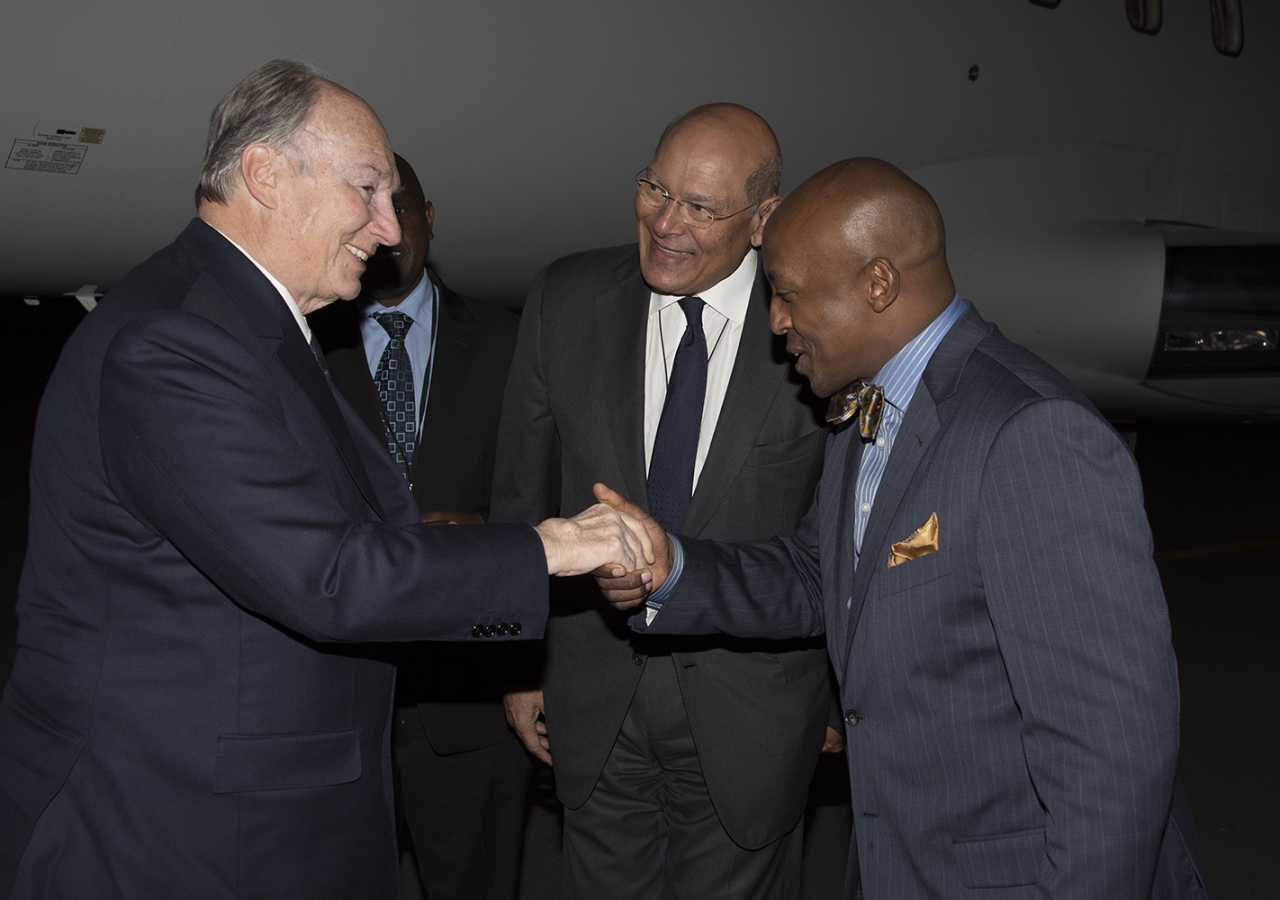 AKDN Resident Representative Aziz Bhaloo introduces MP and Chairman of the Defence and Foreign Relations Committee, Hon Ndung’u Gethenji to Mawlana Hazar Imam upon his arrival in Nairobi. Aziz Islamshah