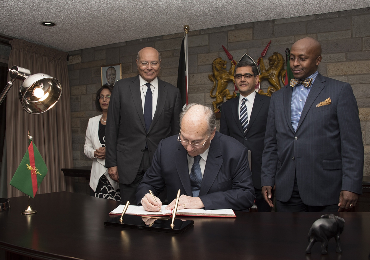 Mawlana Hazar Imam signs the visitor’s book upon his arrival in Nairobi, Kenya. Aziz Islamshah