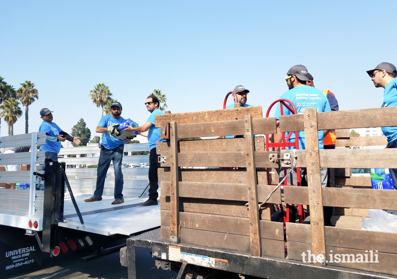 AKF and I-CERV volunteers unloading bottles, sports bottles and hot meals to be transported to the Thousand Oaks Command Center.