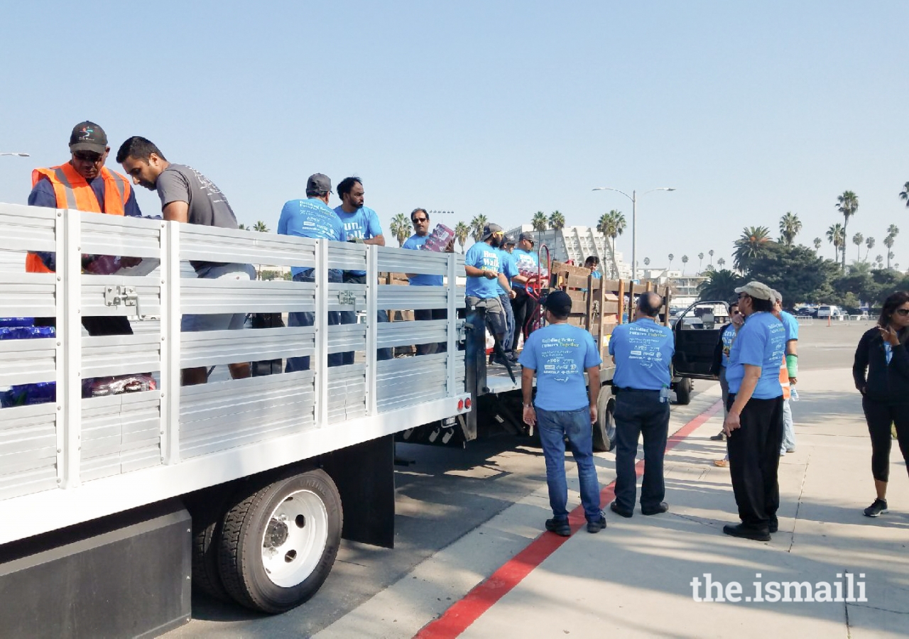 AKF and I-CERV volunteers unloading bottles, sports bottles and hot meals to be transported to the Thousand Oaks Command Center.