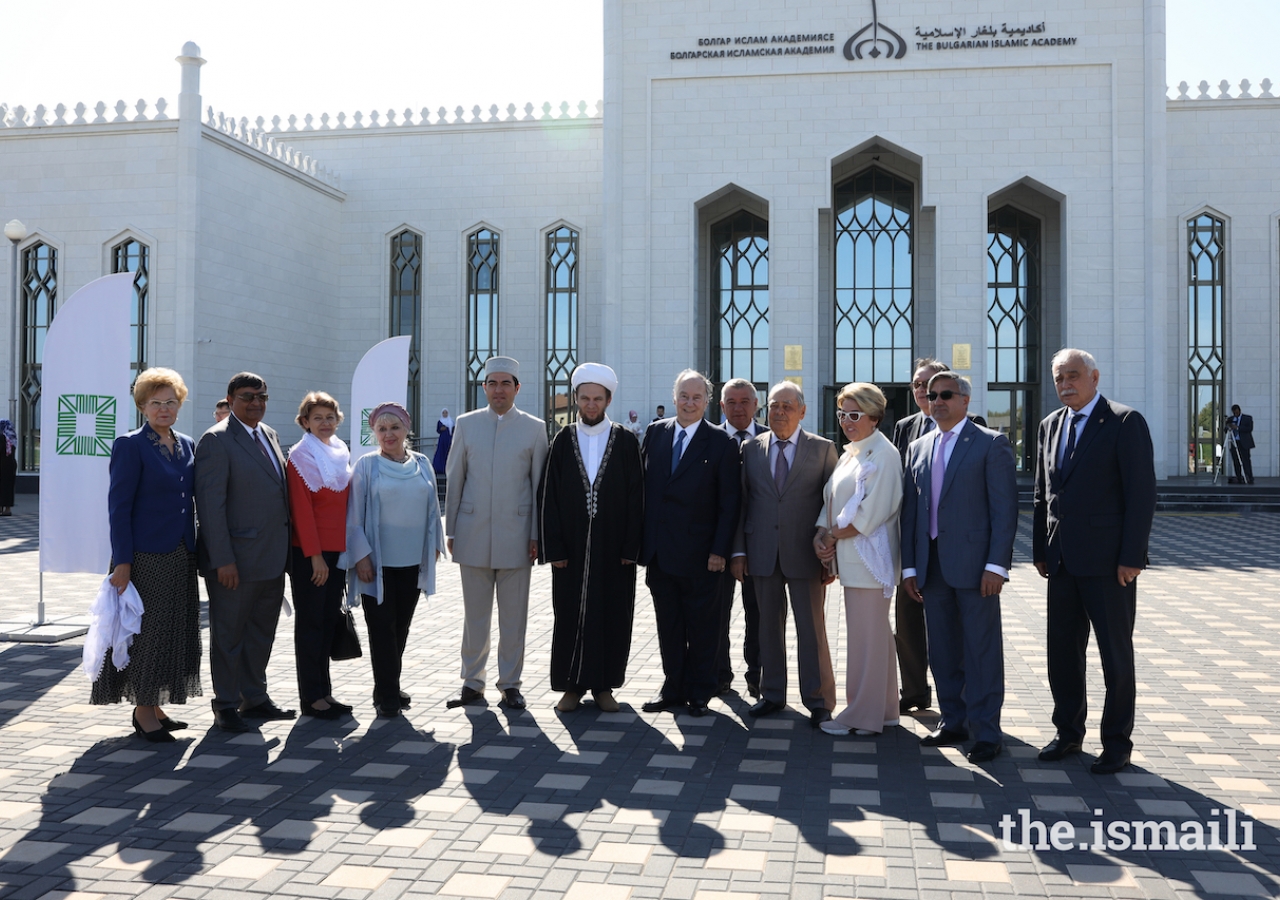 Mawlana Hazar Imam and Mintimer Shaimiev, State Counsellor of Tatarstan, pose for a group photograph with senior government officials, leadership of the Bolgar Islamic Academy, and the Aga Khan Development Network.