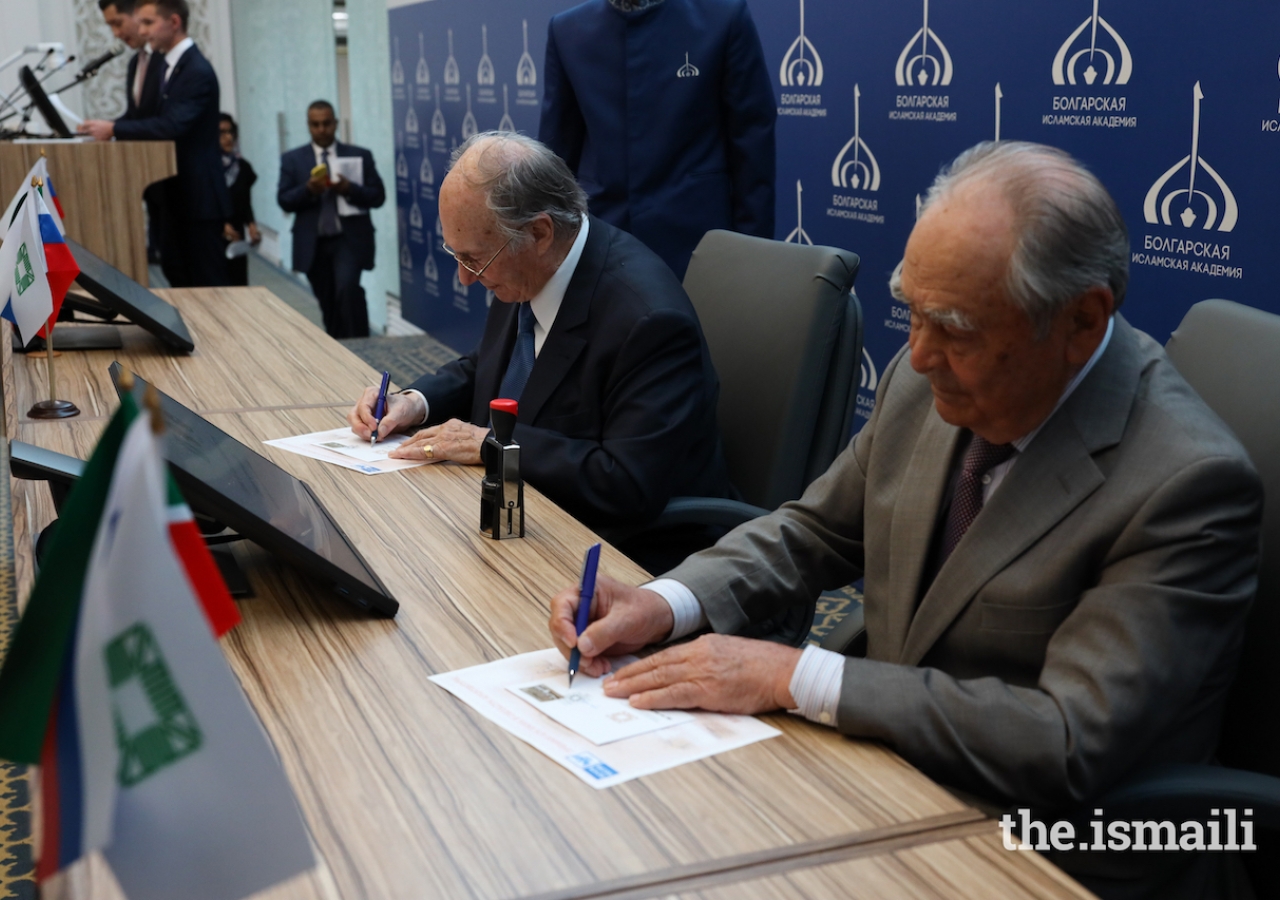 Mawlana Hazar Imam and Mintimer Shaimiev, State Counsellor of Tatarstan, sign copies of the newly issued postage stamp in commemoration of the 2019 Aga Khan Award for Architecture.