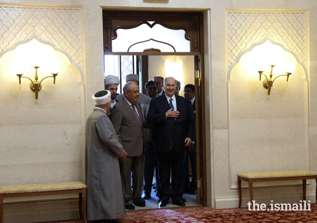 Mawlana Hazar Imam and Mintimer Shaimiev, State Counsellor of Tatarstan, reviewing the White Mosque in Bolgar.