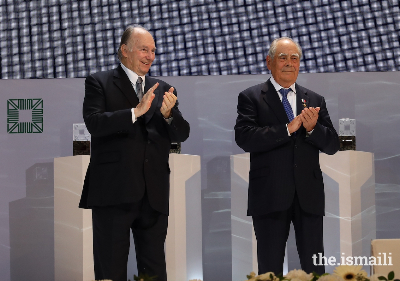 Mawlana Hazar Imam and Mintimer Shaimiev, State Councellor of Tatarstan, applaud the winners of the 14th cycle of the Aga Khan Award for Architecture.