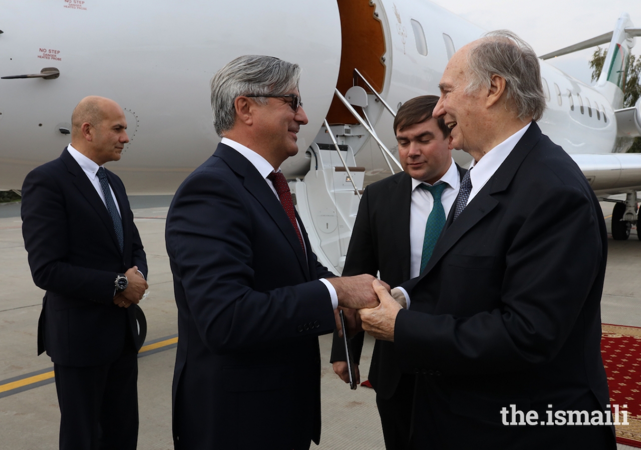 Vasil Shaikhraziev, Deputy Prime Minister of the Republic of Tatarstan, bids farewell to Mawlana Hazar Imam before his departure from Kazan, Russia.