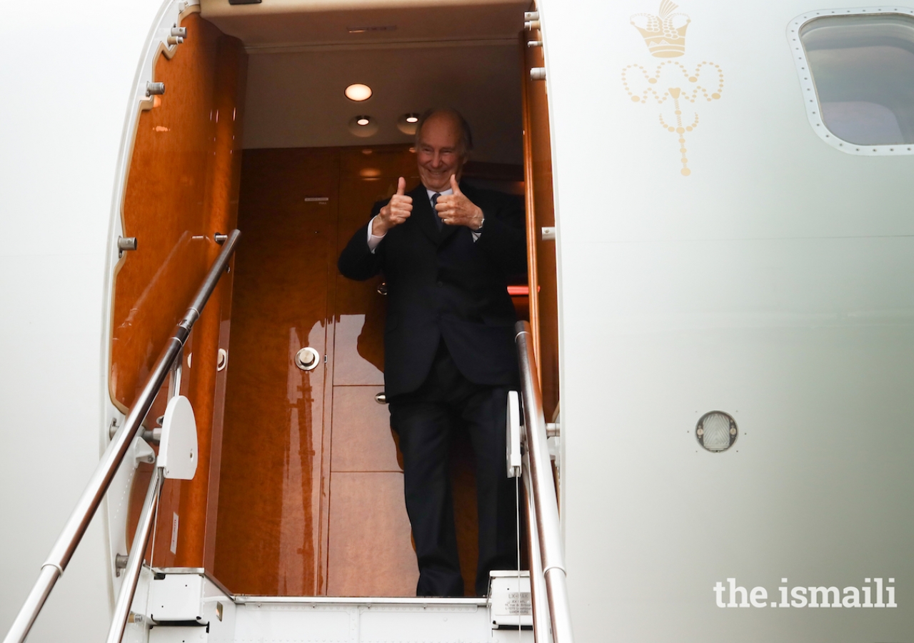 Mawlana Hazar Imam gestures 'bravo' shortly before departing Kazan at the conclusion of the 2019 Aga Khan Award for Architecture.