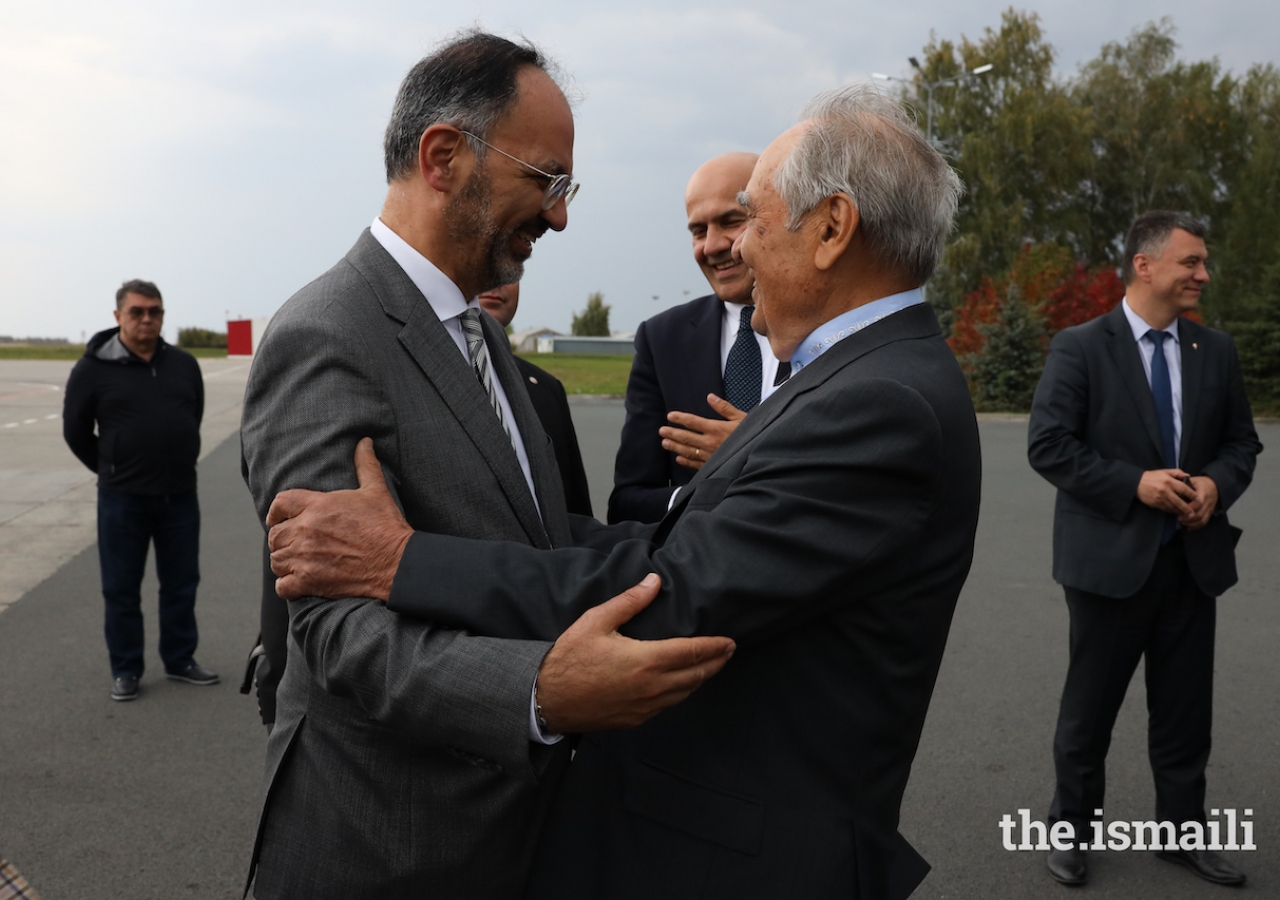 Mintimer Shaimiev, State Counsellor of the Republic of Tatarstan and Farrokh Derakhshani, Director of the Aga Khan Award for Architecture congratulate each other upon the conclusion of the 14th cycle of the Award.