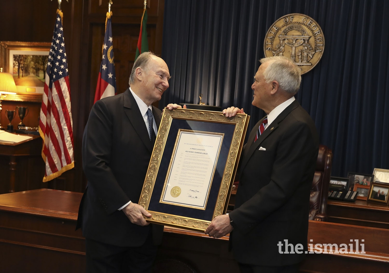 Georgia Governor Nathan Deal presents Mawlana Hazar Imam with a Proclamation in recognition of his Diamond Jubilee. 