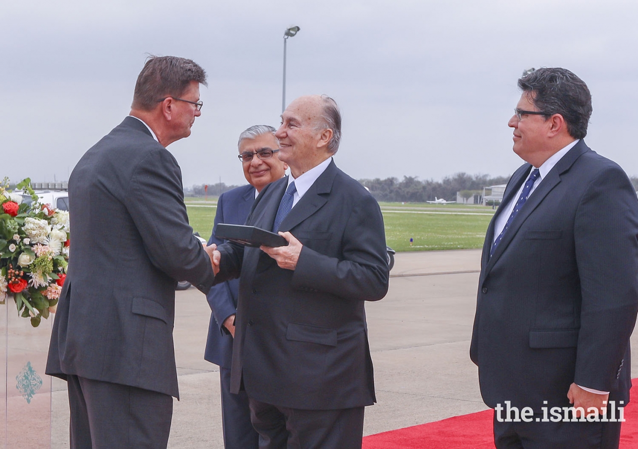 Mayor Joe Zimmerman presents Mawlana Hazar Imam with a Key to the City of Sugar Land in recognition of his Diamond Jubilee.