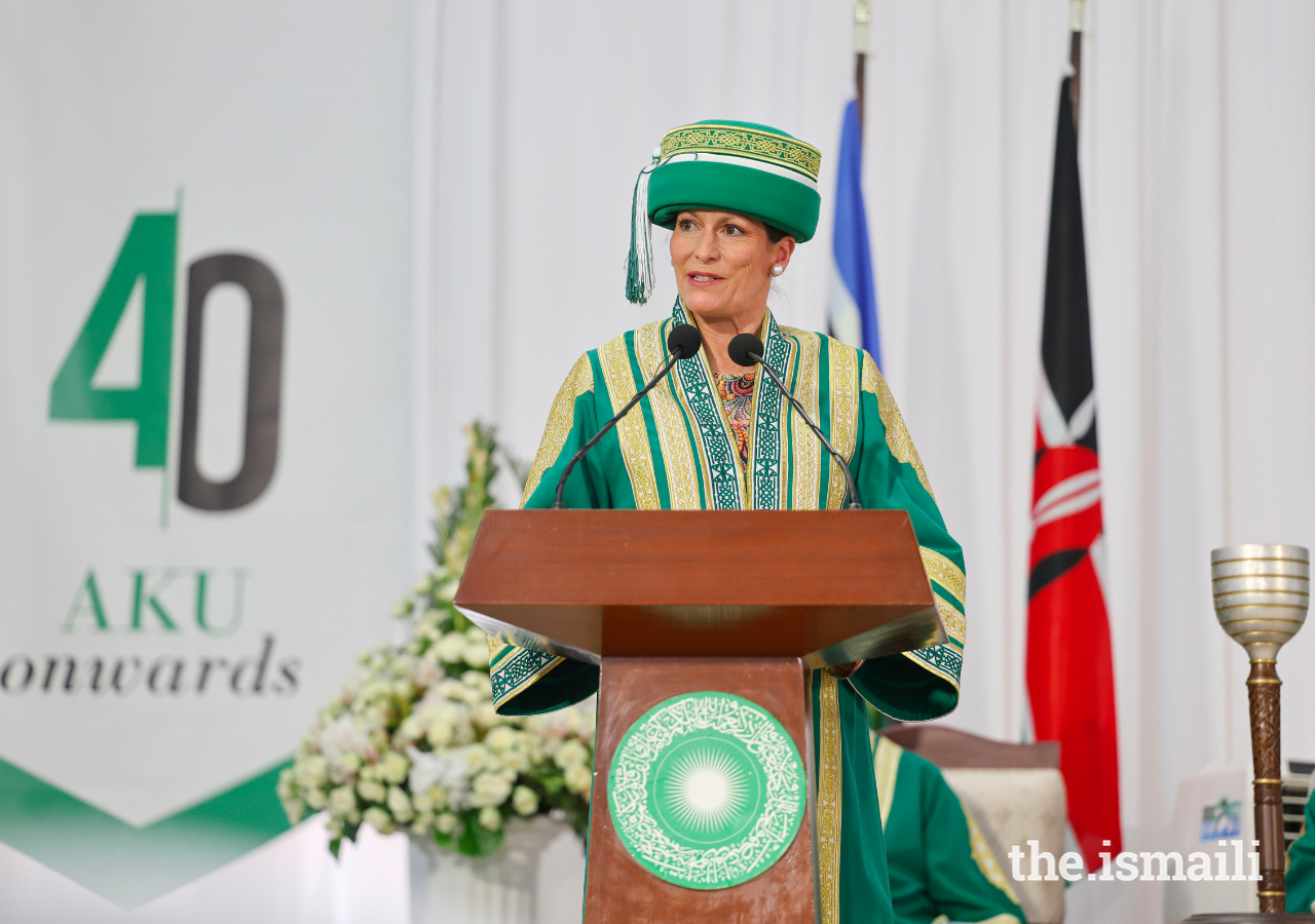 La princesa Zahra aplaude a los licenciados en la ceremonia de graduación de la AKU celebrada en Nairobi el 17 de febrero de 2024. FOTO: AKDN / AKBAR HAKIM