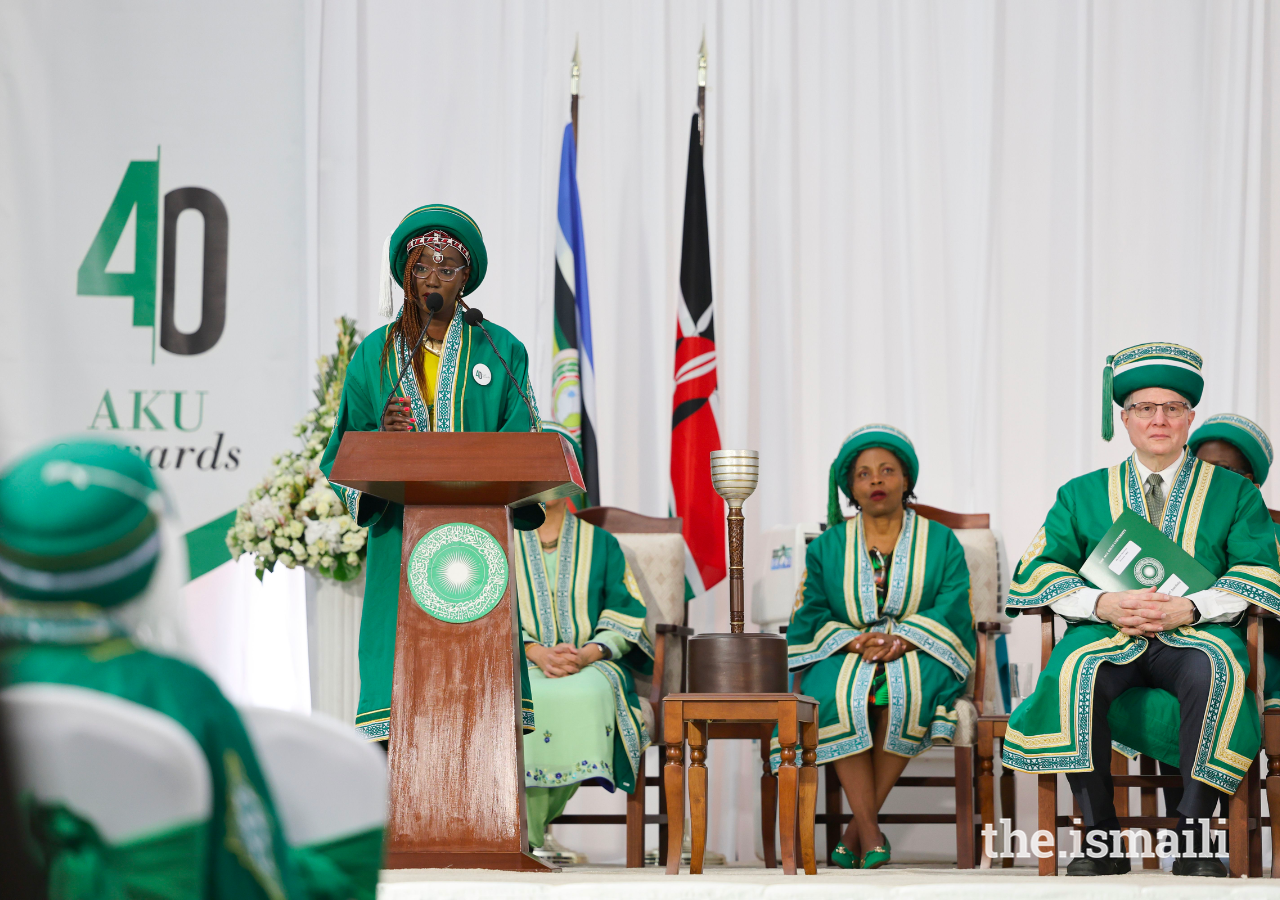 La Dra. Susan Cheruiyot de Kenia pronuncia el discurso de graduación ante sus compañeros, profesores e invitados. FOTO: AKDN / AKBAR HAKIM