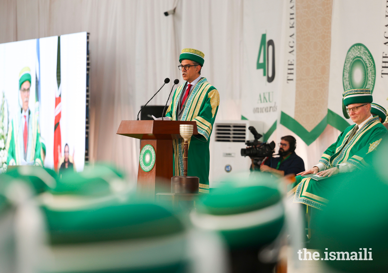 El presidente y vicerrector de la AKU, Sulaiman Shahabuddin, pronuncia un discurso en la convocatoria de la AKU en Nairobi el 17 de febrero de 2024. FOTO: AKDN / AKBAR HAKIM