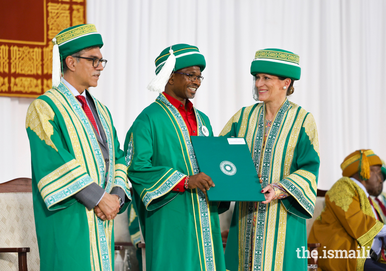 Los licenciados de la AKU recibieron sus títulos en 22 especialidades de enfermería, medicina, educación, periodismo y en el estudio de las civilizaciones musulmanas. FOTO: AKDN / AKBAR HAKIM