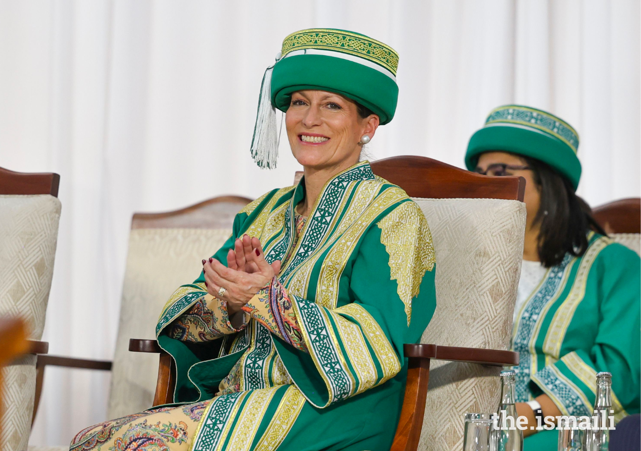 La princesa Zahra aplaude a los licenciados en la ceremonia de graduación de la AKU celebrada en Nairobi el 17 de febrero de 2024. FOTO: AKDN / AKBAR HAKIM