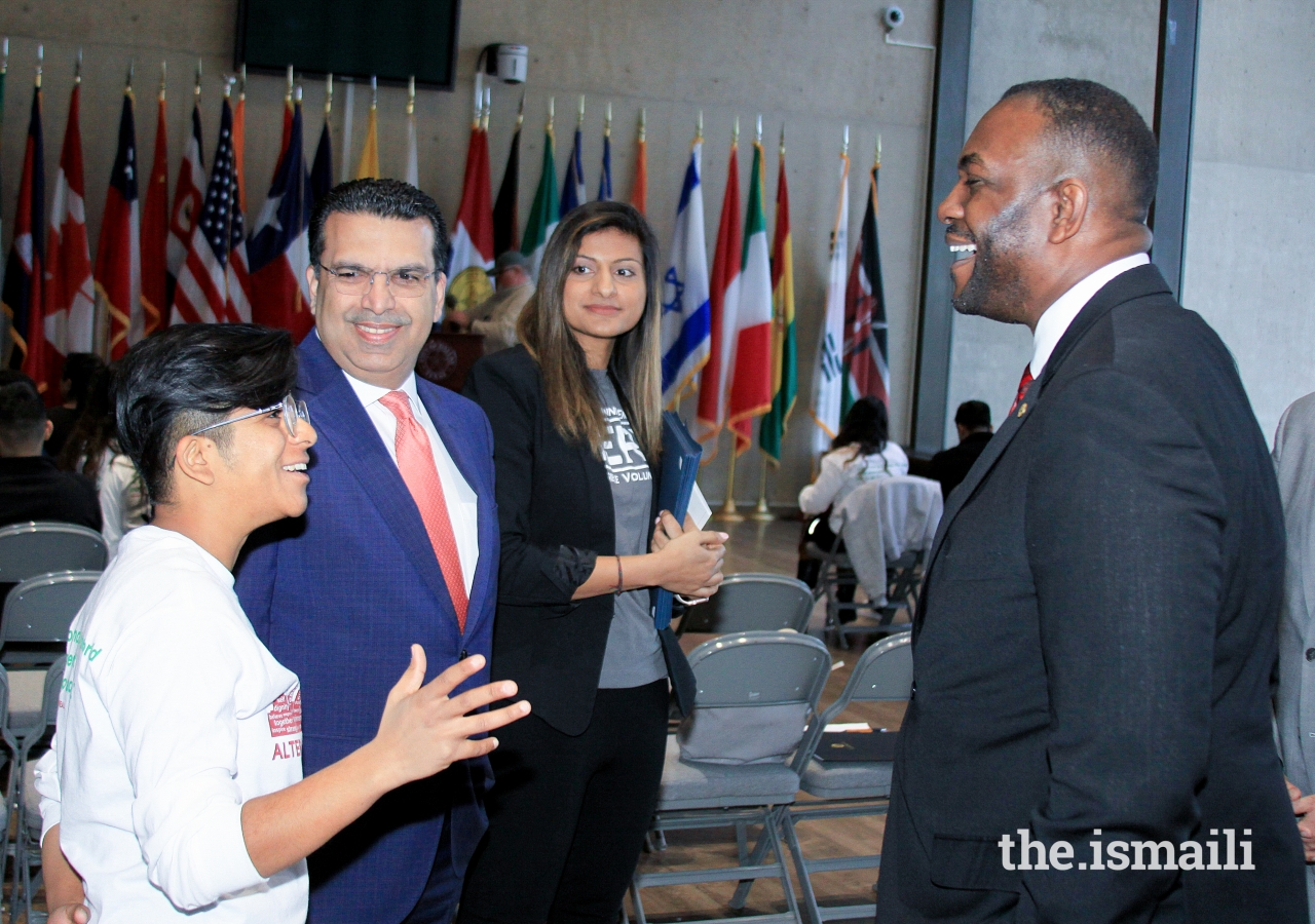 Mayor Pro Tem Casey Thomas welcomes students to Dallas City Hall. 