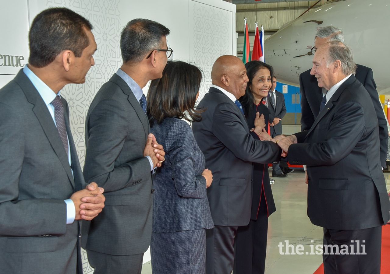 President Fauzia Lalani-Khudabux and Nazir Khudabux welcome Mawlana Hazar Imam on behalf of the Edmonton & Prairies Jamats.