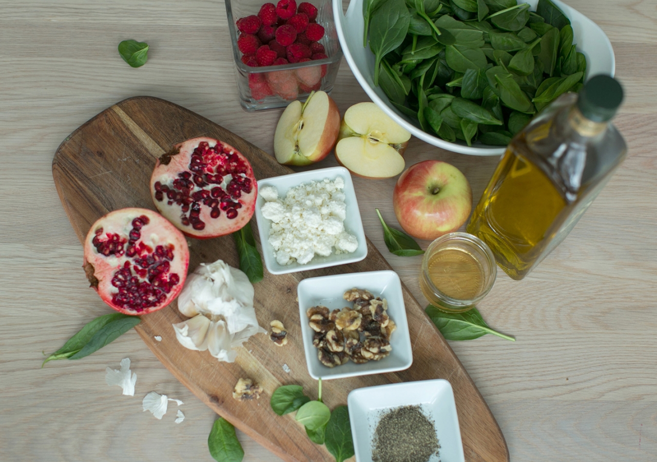 Spinach and Pomegranate Salad with Toasted Walnuts