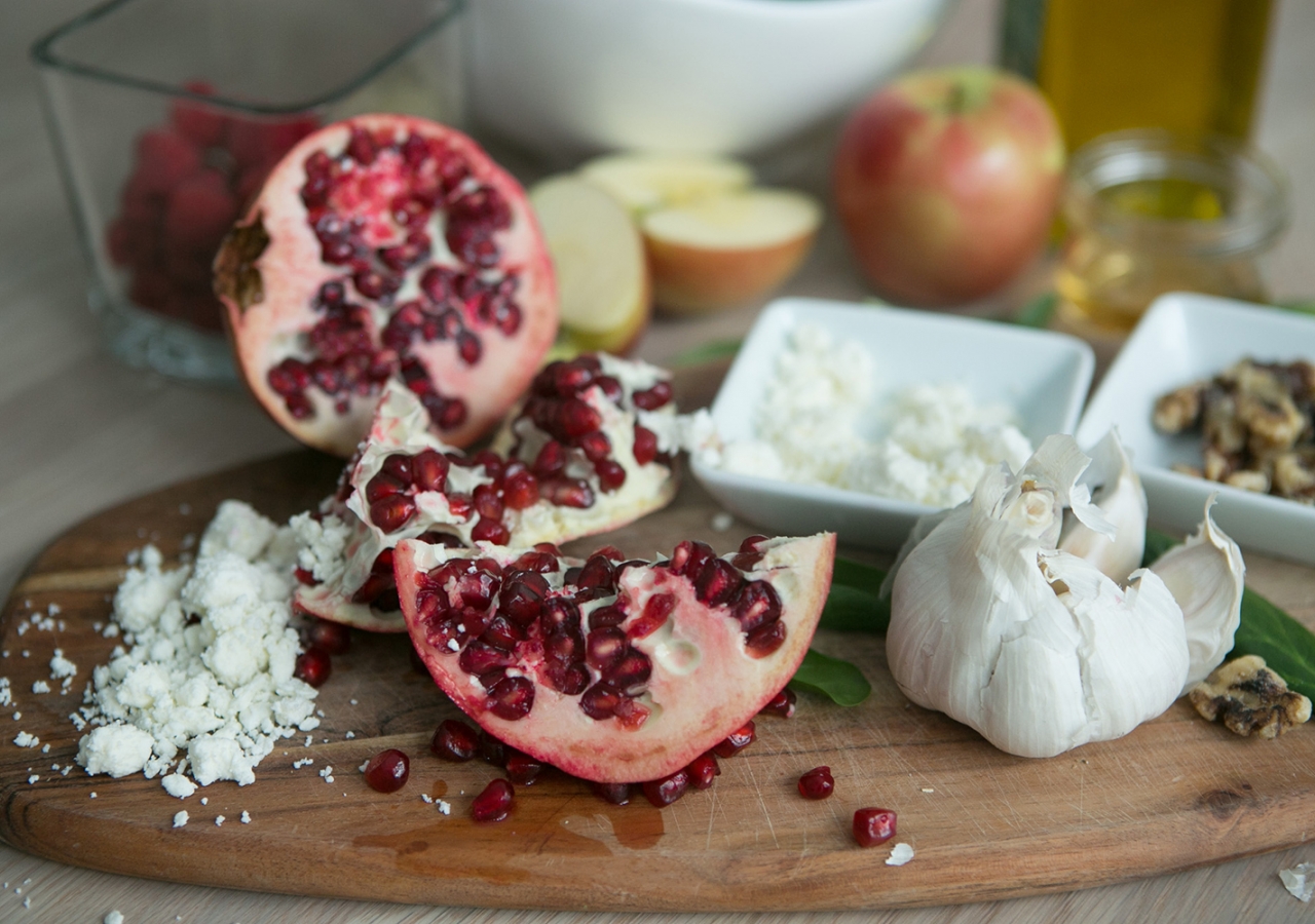 Spinach and Pomegranate Salad with Toasted Walnuts