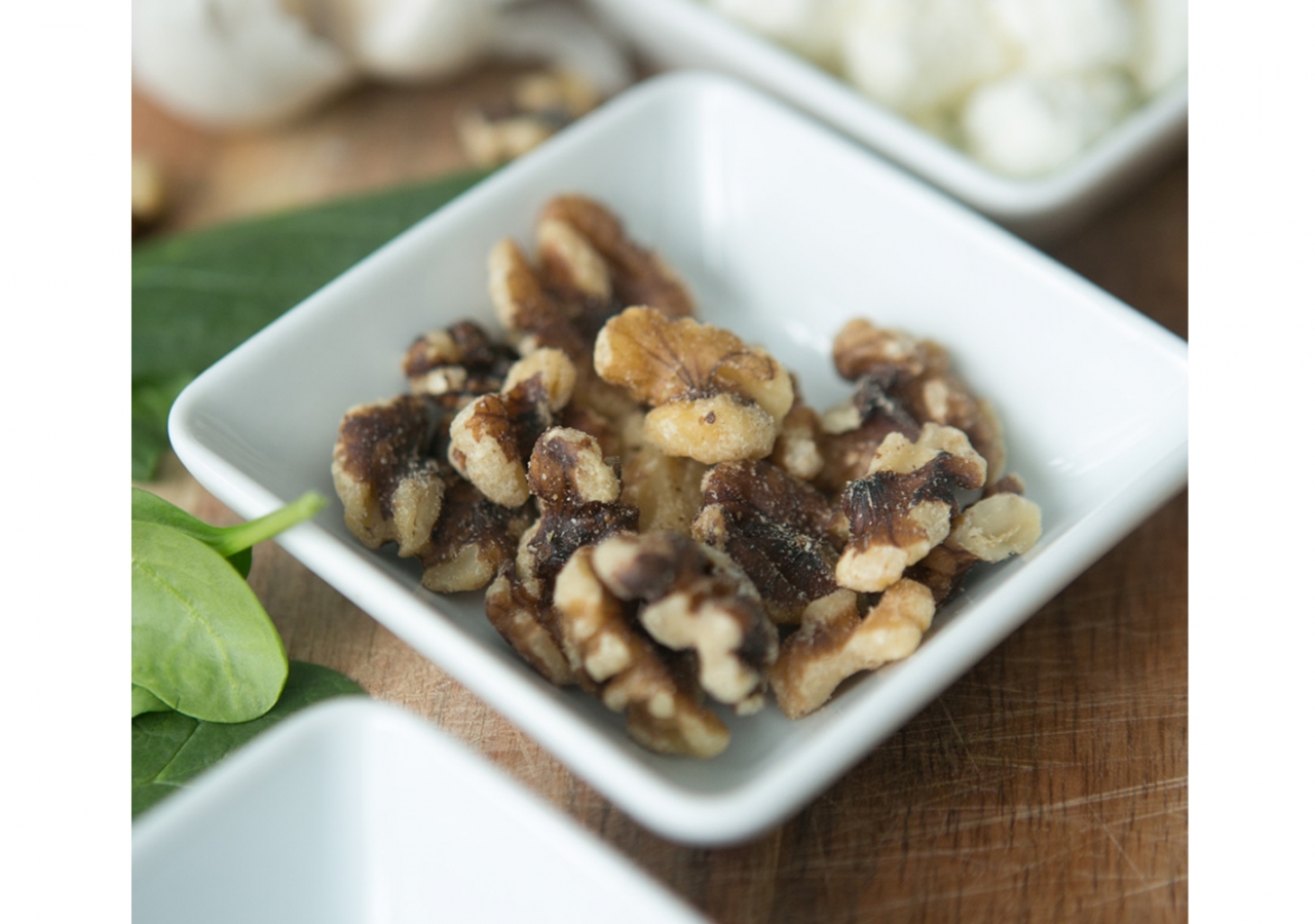 Spinach and Pomegranate Salad with Toasted Walnuts