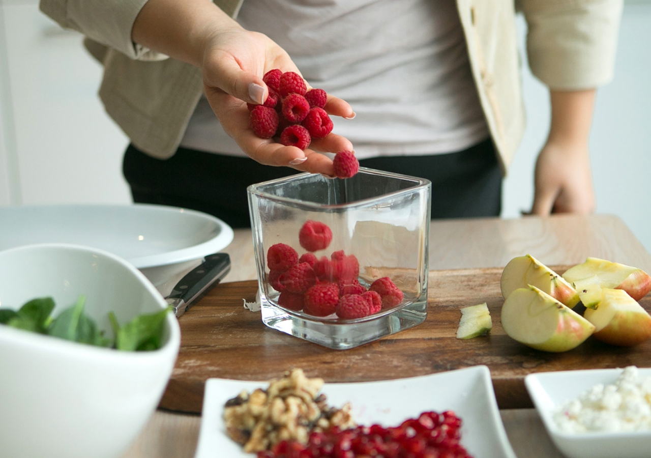 Spinach and Pomegranate Salad with Toasted Walnuts